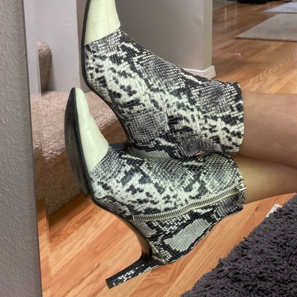***Sold****Rag & Bone Leather Beha Ankle Booties - So unique!! - Picture 3 of 13
